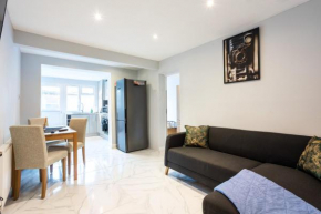 Amazing 3 bedroom, 2 bathroom, ground floor flat with garden, near train Station and bus stop
